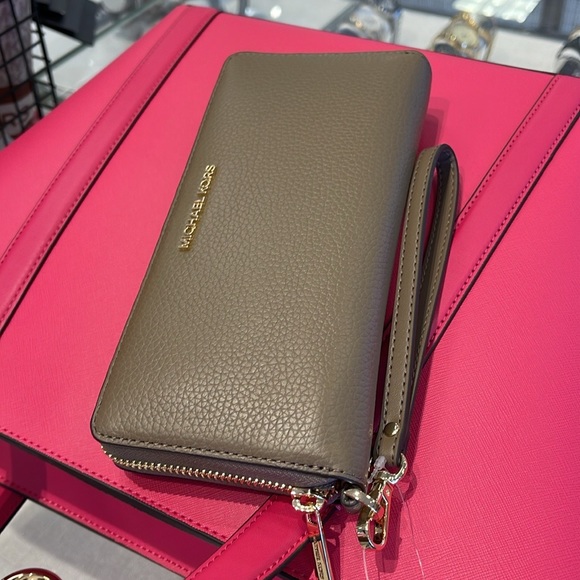 MICHAEL KORS
Leather Continental Wristlet Phone Case Wallet
Dusk
NWT - Picture 2 of 16